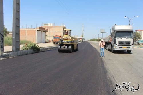 بازدید فرماندار  آزادشهر از روند اجرای آسفالت اصلاح هندسی میدان جمهوری