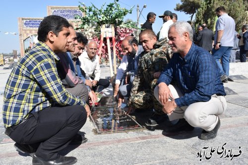 غبار روبی و عطرافشانی گلزار شهدا به مناسبت گرامیداشت هفته دفاع