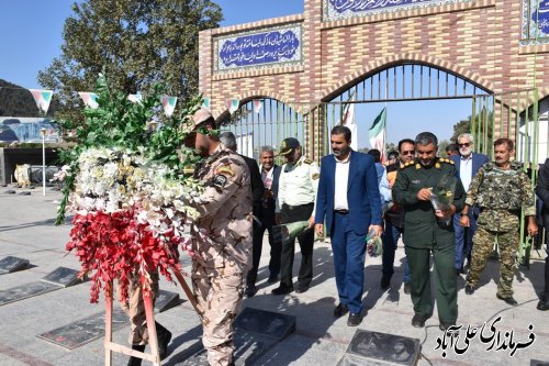غبار روبی و عطرافشانی گلزار شهدا به مناسبت گرامیداشت هفته دفاع