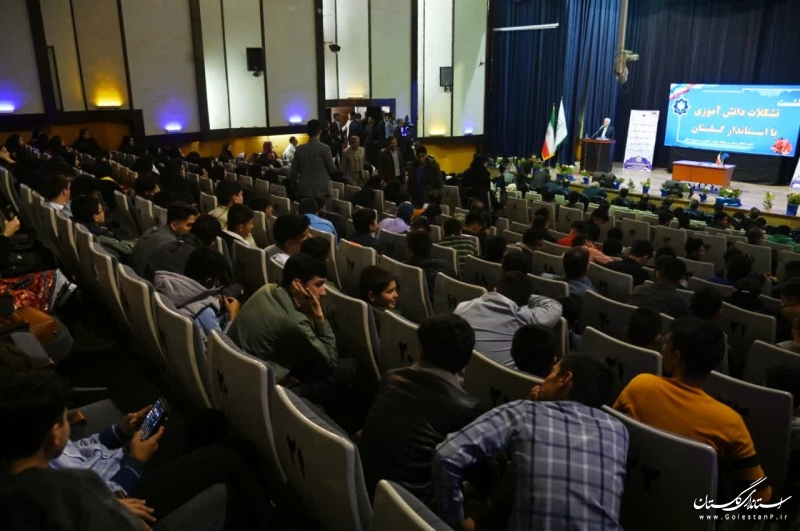 با دانش آموزان گلستان در سامانه شاد گفتگو می کنم