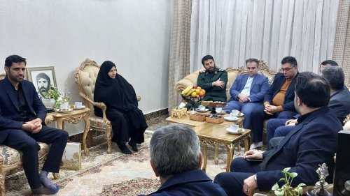 فرماندار گرگان به خانواده شهید اتراچالی شناسنامه هویتی اهداء کرد