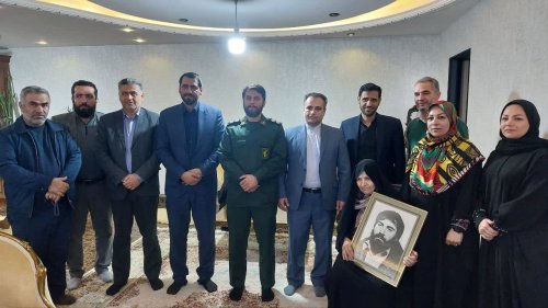 فرماندار گرگان به خانواده شهید اتراچالی شناسنامه هویتی اهداء کرد