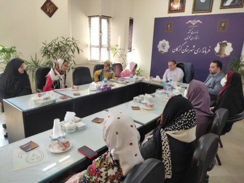 دیدار دانش آموزان دبستان دخترانه ۱۷ شهریور با فرماندار گرگان