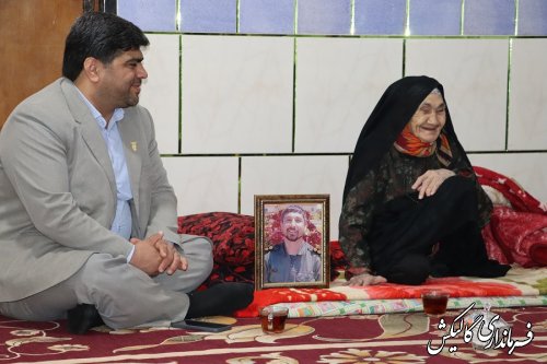 معاون سیاسی استاندار گلستان و هیئت همراه با مادر شهید غلامعلی تولی دیدار کرد