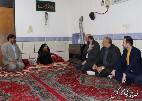 معاون سیاسی استاندار گلستان و هیئت همراه با مادر شهید غلامعلی تولی دیدار کرد