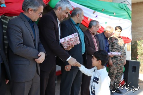 جشن انقلاب در مدرسه شهید غفاری روستای محمد آباد گالیکش برگزار شد