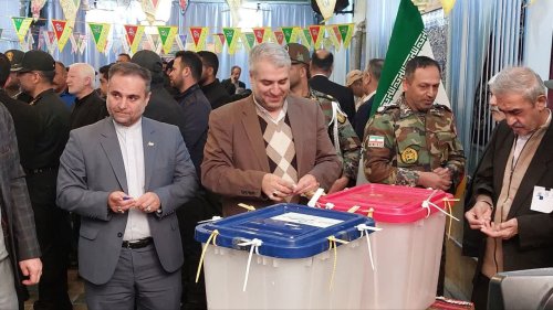 آغاز رأی گیری انتخابات 11 اسفند در استان گلستان/استاندار رأی خودرا در مسجد حضرت امیر(ع) به صندوق انداخت