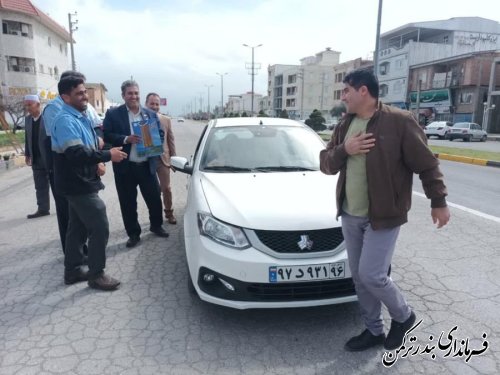 نخستين مسافران نوروزی بندرترکمن مورد استقبال قرار گرفتند