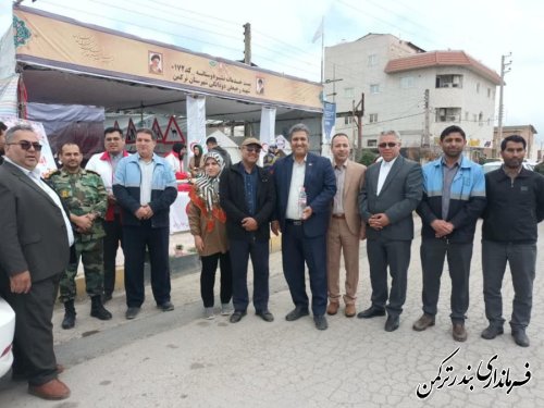 نخستين مسافران نوروزی بندرترکمن مورد استقبال قرار گرفتند