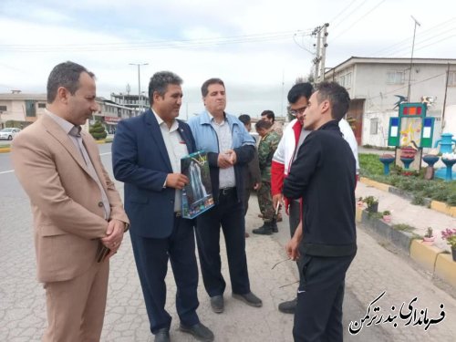 نخستين مسافران نوروزی بندرترکمن مورد استقبال قرار گرفتند