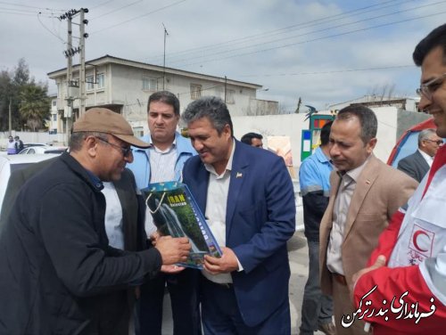 نخستين مسافران نوروزی بندرترکمن مورد استقبال قرار گرفتند