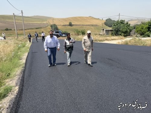 بازدید فرماندار شهرستان مراوه‌تپه از اجرای آسفالت معابر روستای سایت گل چشمه