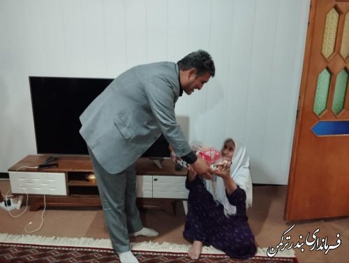 دیدار فرماندار بندرترکمن با مادر شهید قاضلی کر در روستای خواجه لر