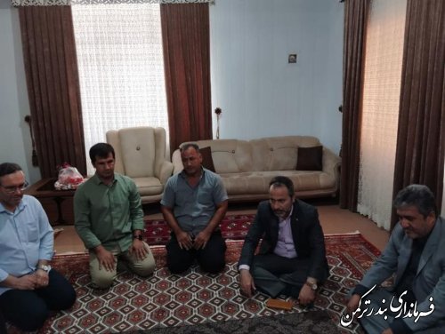 دیدار فرماندار بندرترکمن با مادر شهید قاضلی کر در روستای خواجه لر
