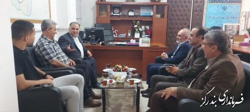 دیدار و تجلیل فرماندار شهرستان  از جوان موفق بندرگزی