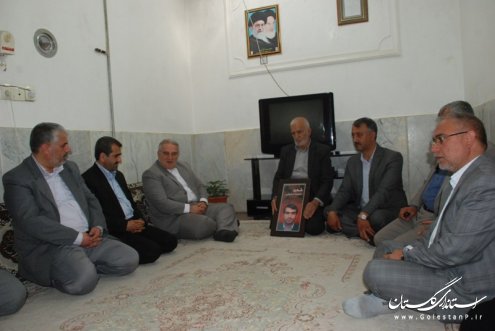 دیدار استاندار گلستان با خانواده شهید شهریاری در شهرستان کلاله