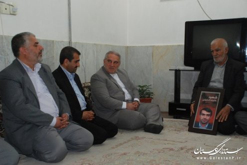 دیدار استاندار گلستان با خانواده شهید شهریاری در شهرستان کلاله