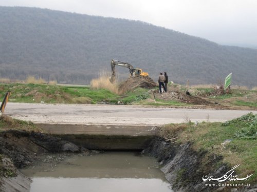 پروژه لایروبی و پاکسازی کانال ورودی صادق آباد در حال اجراست