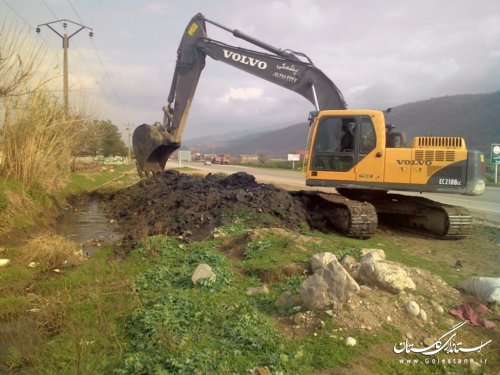 پروژه لایروبی و پاکسازی کانال ورودی صادق آباد در حال اجراست