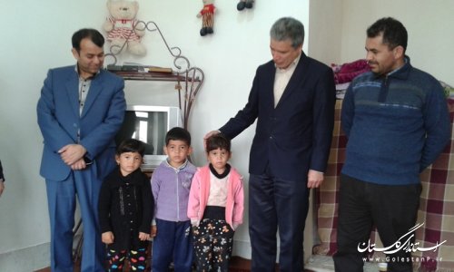 دیدار فرماندار شهرستان آق قلا با خانواده سه قلوهای تحت پوشش بهزیستی شهرستان
