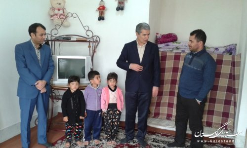 دیدار فرماندار شهرستان آق قلا با خانواده سه قلوهای تحت پوشش بهزیستی شهرستان