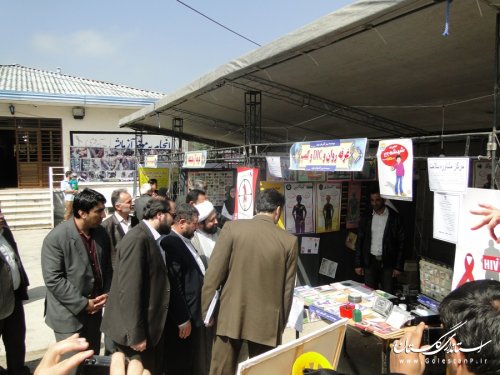 افتتاح نمايشگاه هفته سلامت در شهرستان آزادشهر