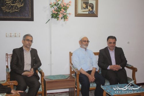 دیدار معاون استاندار با خانواده 2 شهید والا مقام در کردکوی