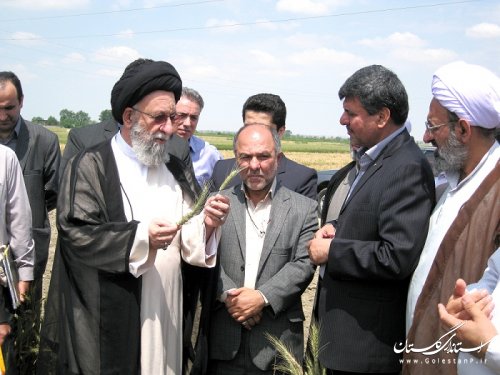 بازدید نماینده ولی‌فقیه در استان از ایستگاه تحقیقات کشاورزی گرگان