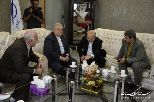 استقبال استاندار گلستان از وزیر صنعت، معدن و تجارت در فرودگاه گرگان