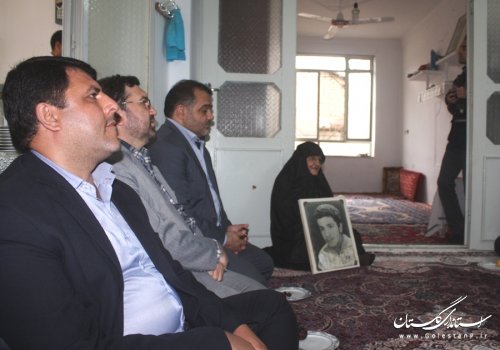 معاون سیاسی، امنیتی و اجتماعی استاندار با خانواده شهید و جانباز رامیانی دیدار کرد