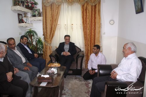 معاون سیاسی، امنیتی و اجتماعی استاندار با خانواده شهید و جانباز رامیانی دیدار کرد