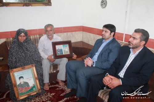 مسئولین ورزش با خانواده 2شهید ورزشکار گلستان دیدار کردند