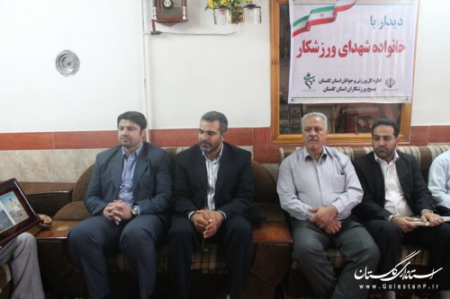مسئولین ورزش با خانواده 2شهید ورزشکار گلستان دیدار کردند
