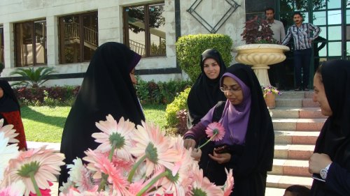 مراسم اهدای گل و کارت تبریک به دختران در گرگان برگزار شد