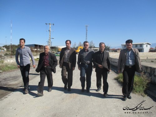 بازدید معاون فرماندار ترکمن از لایروبی محل تردد پل شناور در اسکله بندر ترکمن