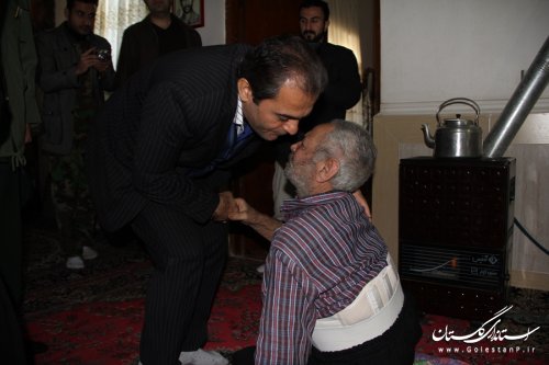 دیدار فرماندار گرگان از پدر شهید کریم کشته در روستای قزاق محله
