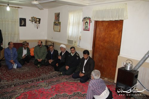دیدار فرماندار گرگان از پدر شهید کریم کشته در روستای قزاق محله