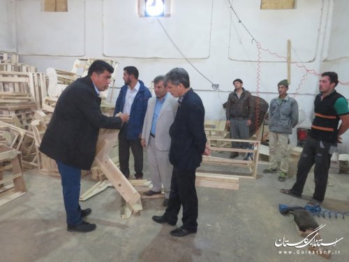 بازدید فرماندار از کارگاه مبل سازی در روستای عطا آباد بخش مرکزی