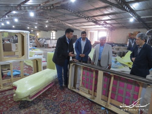 بازدید فرماندار از کارگاه مبل سازی در روستای عطا آباد بخش مرکزی
