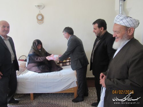 فرماندار گمیشان  با خانواده های شهید قره نژاد و شهید دولتی دیدار کرد