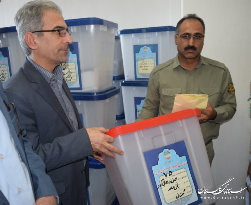 اولین صندوق های رای مرکز حوزه انتخابیه غرب گلستان به شعب اخذ رای اعزام شد
