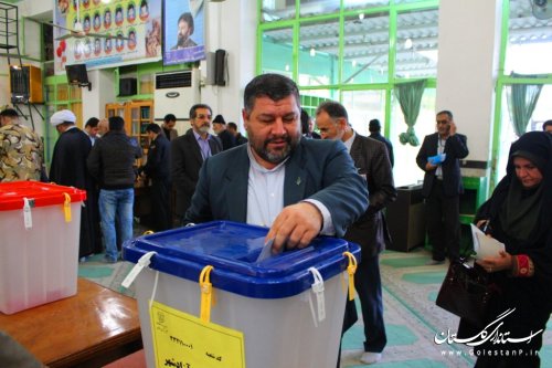 فرماندار و امام جمعه شهرستان آزادشهر رأی خود را به صندوق انداختند