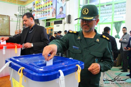 فرماندار و امام جمعه شهرستان آزادشهر رأی خود را به صندوق انداختند