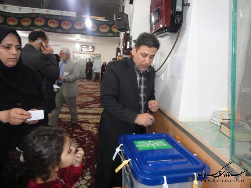 فرماندار شهرستان علی آباد کتول رای خود را به صندوق انداخت
