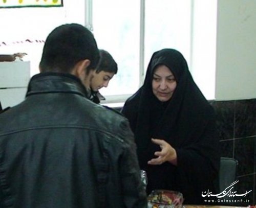 هدایای بانوی نیکوکار تهرانی برای دانش آموزان بی بضاعت آزادشهر