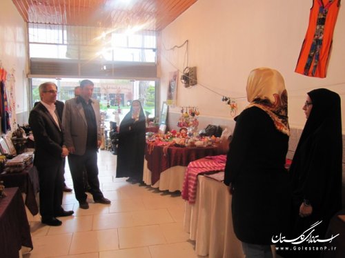 بازدید فرماندار از نمایشگاه صنایع دستی شهرکردکوی