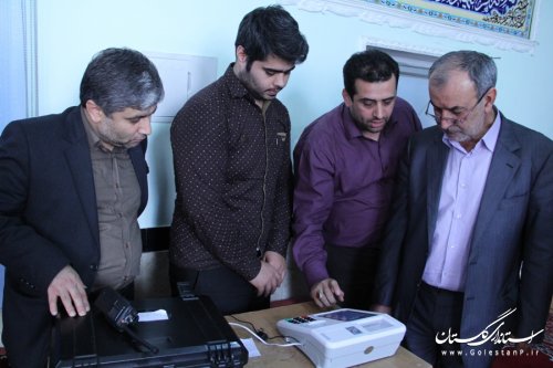 بازدید فرماندار ازشعب اخذ رأی و تست دستگاه تشخیص هویت درانتخابات گرگان