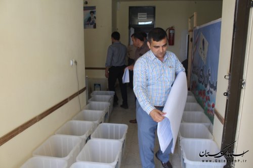 آماده سازی صندوق های اخذ رأی توسط اعضای هیئت اجرایی انتخابات شهرستان مراوه تپه
