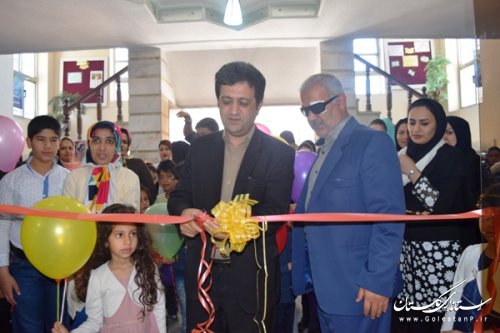 با حضور معاون فرماندار نمایشگاه هنرآموزان طراح و نقاش هیرا در کردکوی افتتاح شد