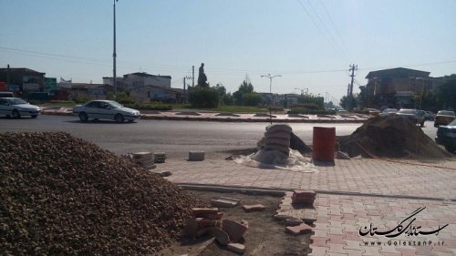 اجرای پروژه بهسازي پیاده رو های دور میدان وحدت آق قلا